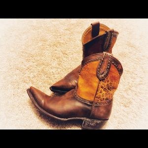 Beautiful Old Gringo booties 👢 🌼size 7.5